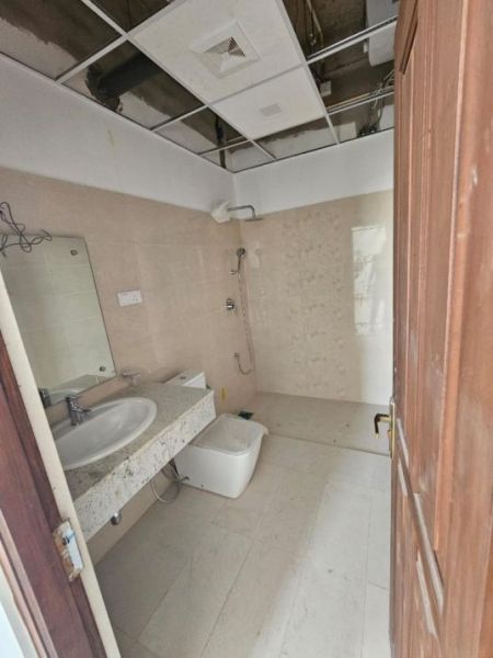 Bathroom - 3BR Apartment For sale in Colombo 5- PDA327