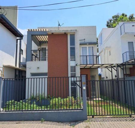 Exterior - 3 Bedroom Furnished House for Sale - Kahathuduwa, Canterbury Golf Residencies | LKR 35 Million (EM975)