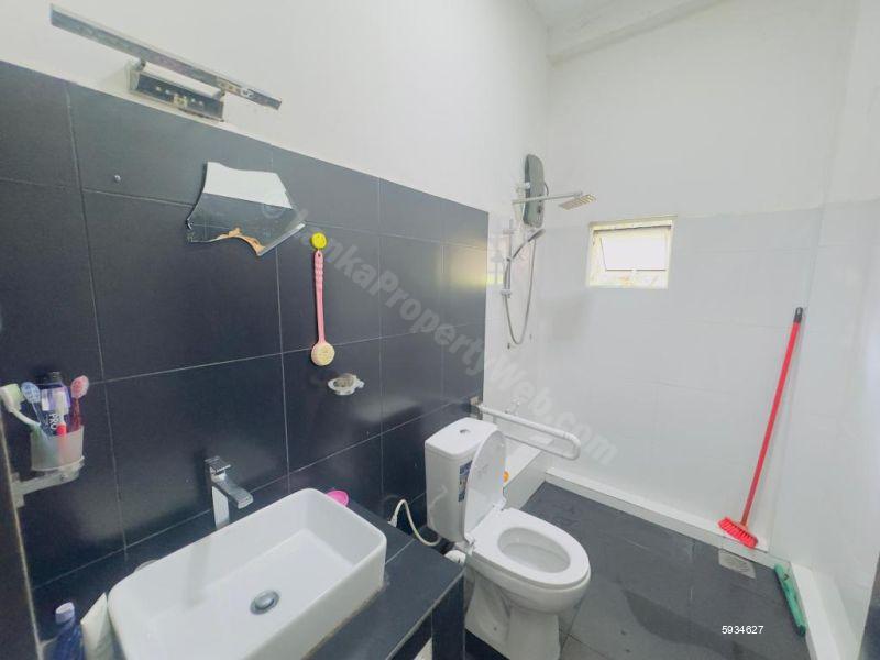 Bathroom - House for sale in Malabe