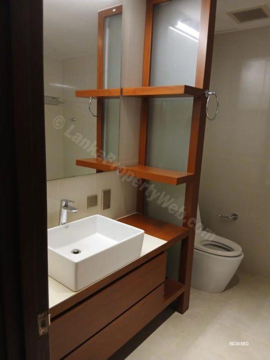 Bathroom - Apartment for rent in Colombo 3