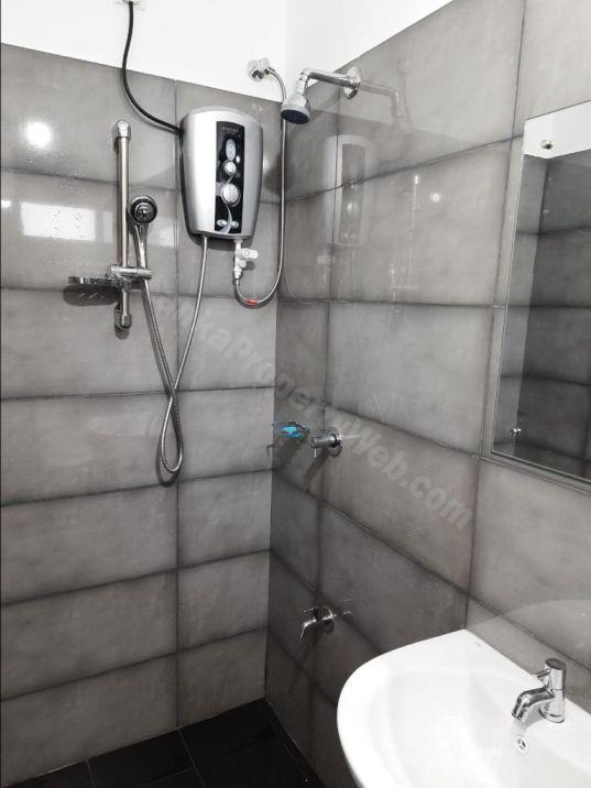 Bathroom - Apartment for rent in Colombo 8