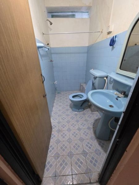 Bathroom - Spacious 3 BR Apartment for Sale in Colombo 6 - PDA376