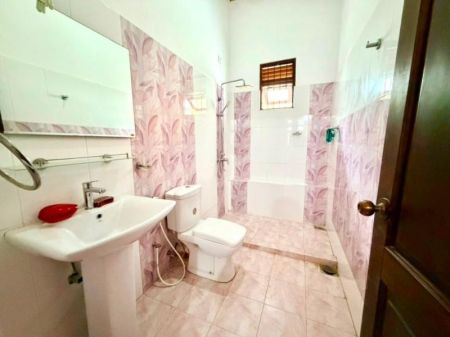Bathroom - House for sale in Thalawathugoda 