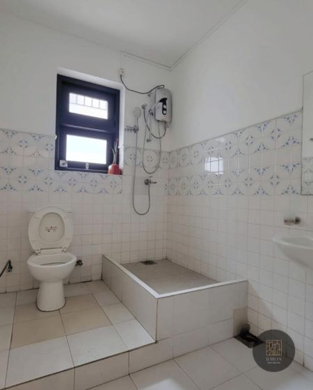 Bathroom - House for rent in Colombo 8 
