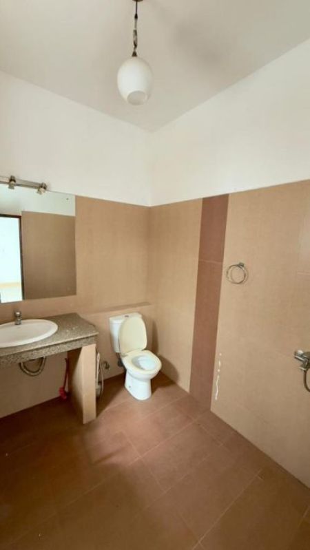 Bathroom - Spacious Family Home for Sale – Battaramulla | Koswatta 🏡
