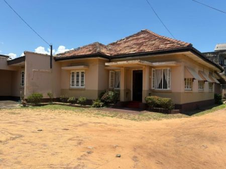Exterior - 5 Bedroom Land with House for Sale - Moratuwa, Lunawa, Lady De Soysa Drive | LKR 1.2 Million Per Perch (EM985)