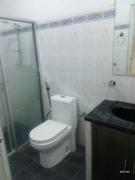 Bathroom - House for rent in Dehiwala