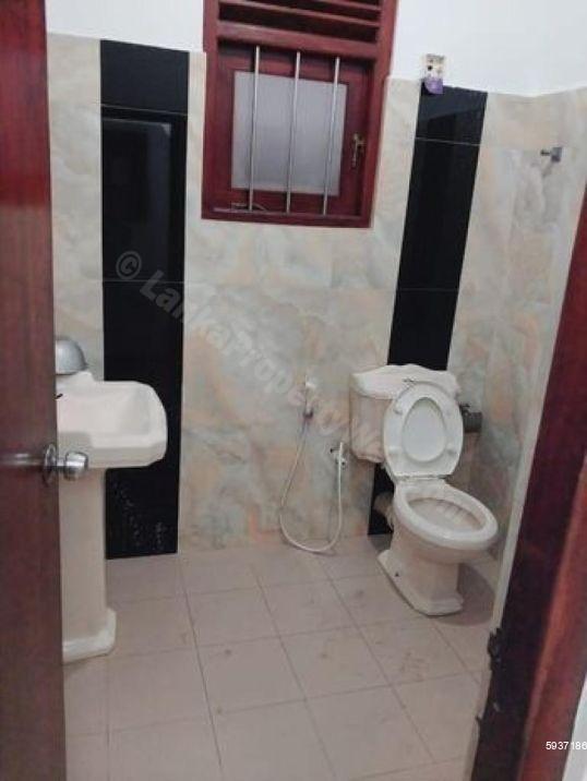Bathroom - House for rent in Dehiwala