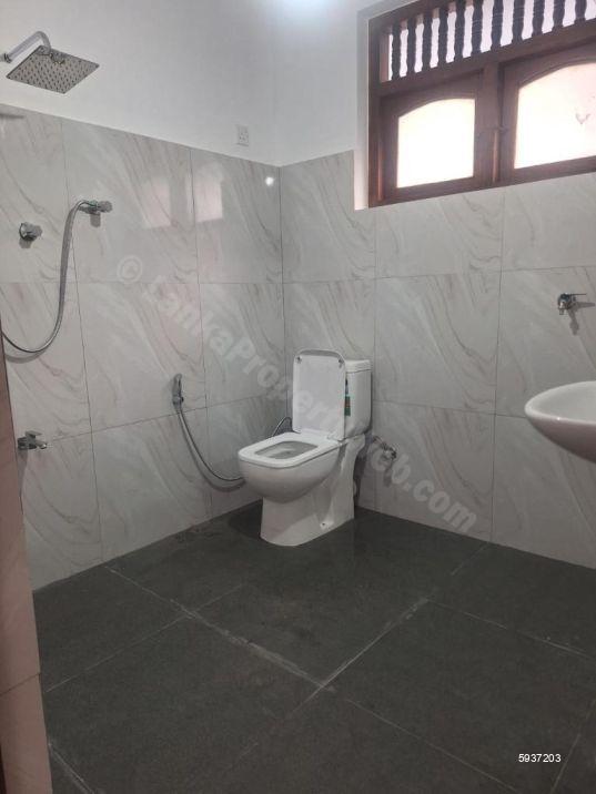 Bathroom - House for rent in Nugegoda