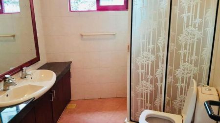 Bathroom - Spacious 5 BR House for rent in Pelawatte 