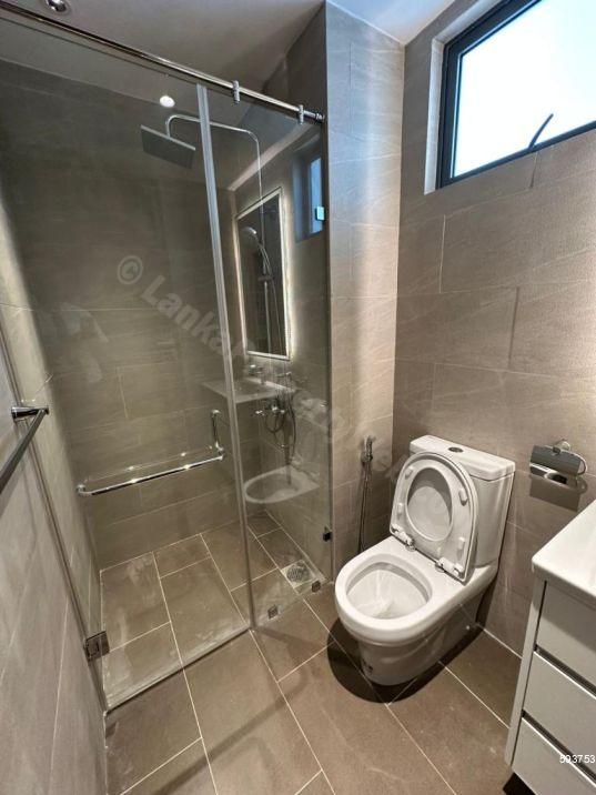 Bathroom - Apartment for rent in Colombo 2