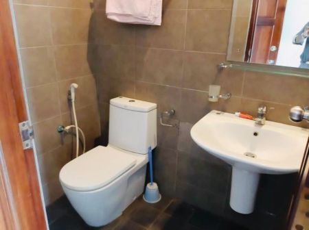 Bathroom - Penthouse Apartment for rent in Colombo 6 