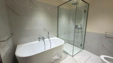 Bathroom - Luxury Apartment for Sale at Cinnamon Life Residencies, Colombo 02 (ASSH105)