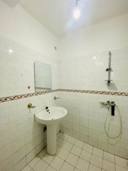 Bathroom - Wellawatta 2-Bedroom Fully Furnished Apartment for Short-Term Stay. (Property Code: CSH102)
