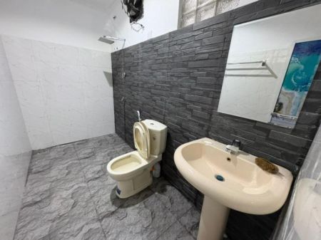 Bathroom - Spacious 5 BR Unfurnished House for rent in Rajagiriya 