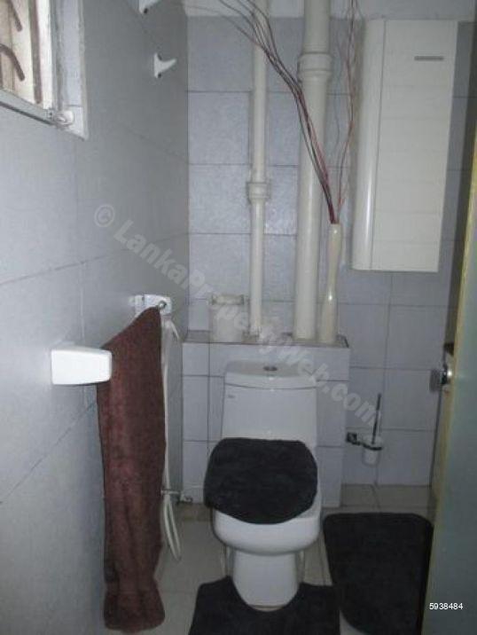 Bathroom - House for rent in Colombo 5