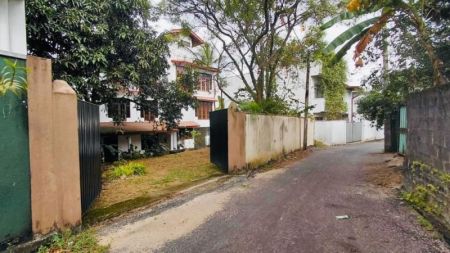 Exterior - Spacious, three-story residence is available for immediate sale - prime residential area of Athurugiriya