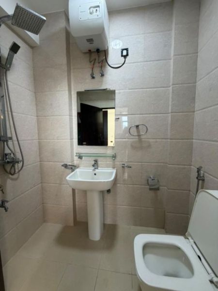 Bathroom - 🏡 Spacious 4-Bedroom Apartment for Rent – Colombo 06