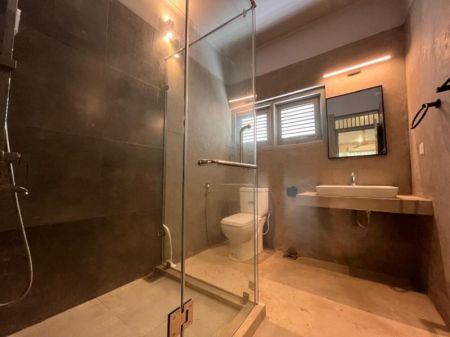 Bathroom - Beautifully Renovated Colombo 03 Apartment