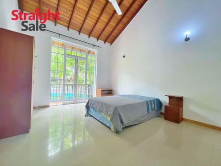 Bedroom - Spacious 4-Bed Home in a Peaceful Gated Community in Rajagiriya [HS 01]