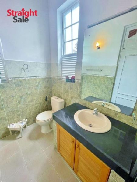 Bathroom - Spacious 4-Bed Home in a Peaceful Gated Community in Rajagiriya [HS 01]