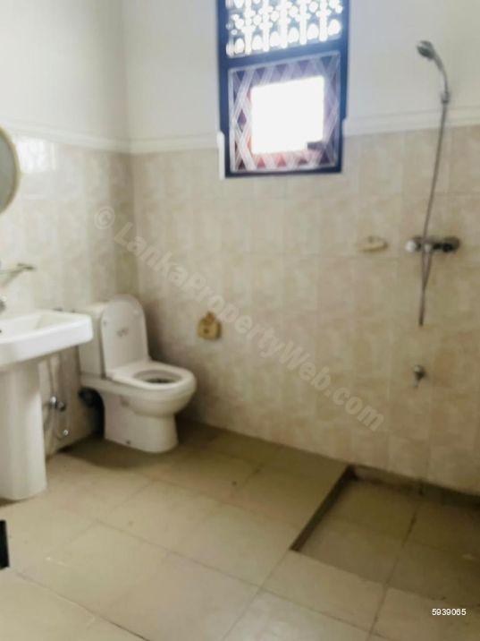 Bathroom - House for rent in Battaramulla