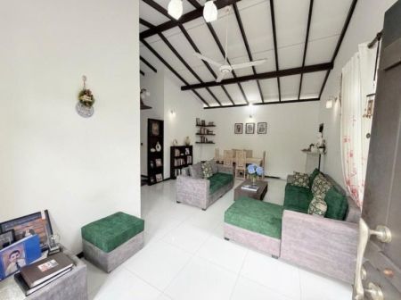 Living Room - Piliyandala Madapatha 03 Bed Room House on 7 Perches of Land for Sale 