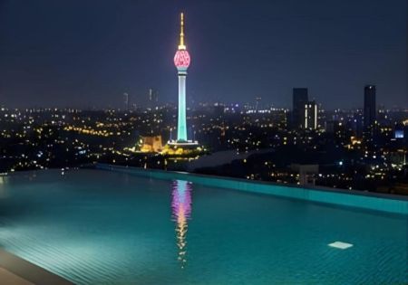 Pool - Fully Furnished 1-Bedroom Luxury Apartment for Rent at Tri-Zen, Colombo 02 | USD 1,300 (LKR 429,000) (EM057SD)