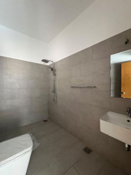 Bathroom - 4-Storey House for Rent in Dehiwala–Mount Lavinia | LKR 500,000 Per Month (HS4893)