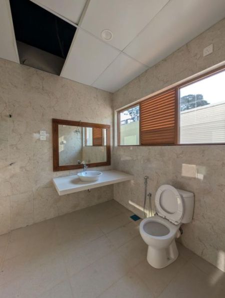 Bathroom - Newly Refurbished House for Rent in Colombo 7