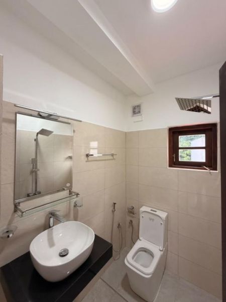 Bathroom - Spacious 6 Bedroom Three-Storey House for Rent at Papiliyana / LKR 450,000 (Negotiable) (EM228RN)
