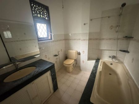 Bathroom - Spacious 4 Bedroom House for Rent at Narahenpita, Colombo 05 | LKR 325,000 Monthly (Negotiable) (EM061AT)