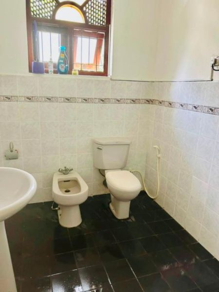 Bathroom - House for rent in Battaramulla 