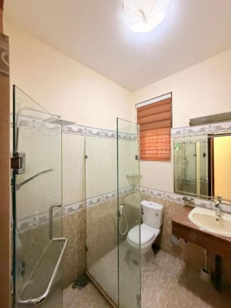 Bathroom - Luxury 4 Bedroom House for Rent in Colombo 7 / LKR 850,000 (Negotiable) (EM244RN)