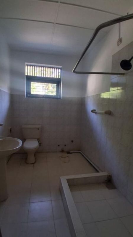 Bathroom - 🏡 Spacious 9 Bedroom House for Rent Colombo 05 - PDH287