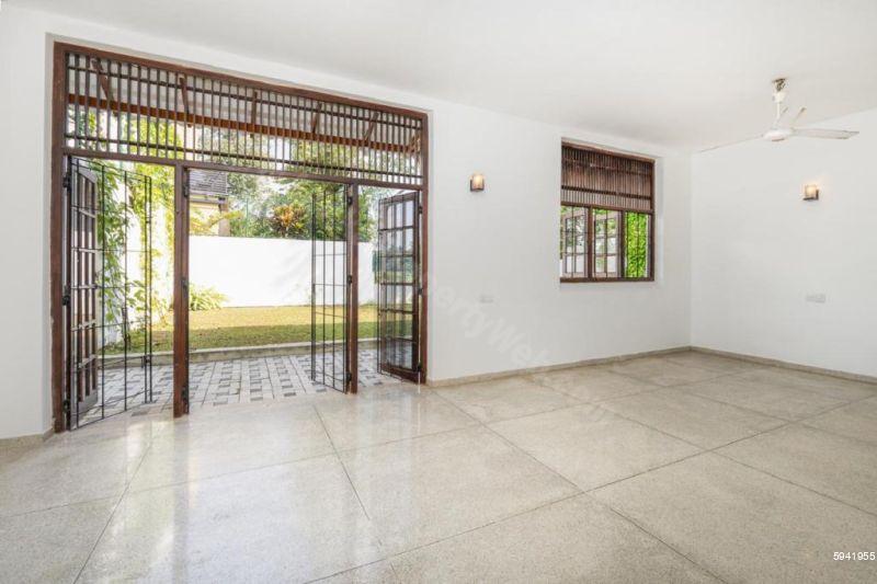 Living Room - House for sale in Delkanda