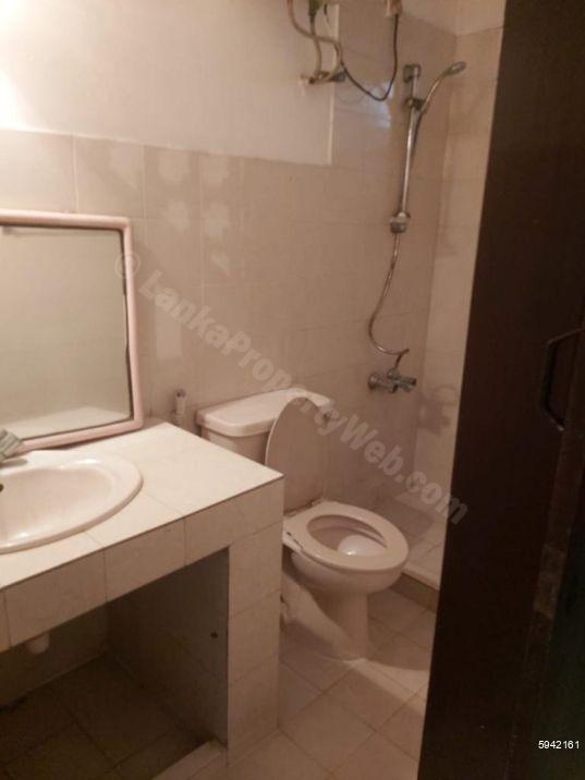 Bathroom - House for rent in Colombo 5