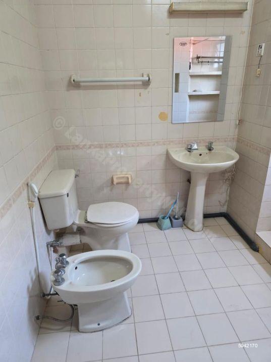 Bathroom - House for rent in Colombo 5