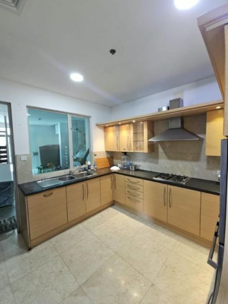 Kitchen - Spacious 4 Bedroom Luxury Apartment for Rent at Iceland Residencies, Galle Face, Colombo 03 | LKR 1,250,000 (EM052MI)