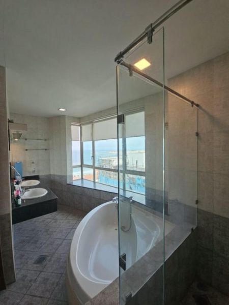 Bathroom - Spacious 4 Bedroom Luxury Apartment for Rent at Iceland Residencies, Galle Face, Colombo 03 | LKR 1,250,000 (EM052MI)