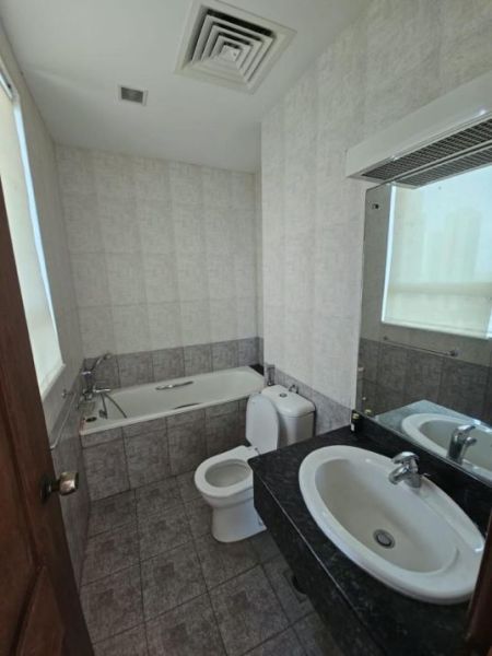 Bathroom - Spacious 4 Bedroom Luxury Apartment for Rent at Iceland Residencies, Galle Face, Colombo 03 | LKR 1,250,000 (EM052MI)
