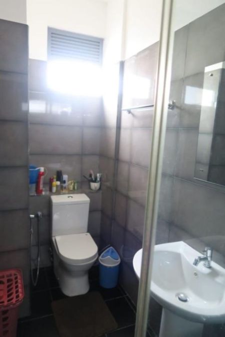 Bathroom - Oval view/Furnished/3 beds/Apartment for rent in Colombo 8