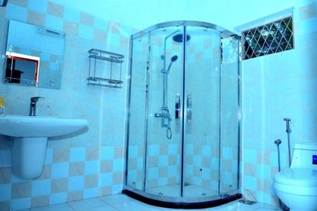 Bathroom - Villa for rent in Uswetakeiyawa 