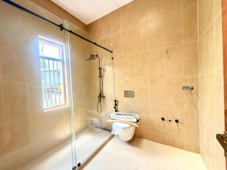 Bathroom - House for sale in Battaramulla 
