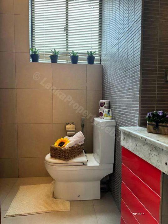 Bathroom - Apartment for sale in Colombo 5