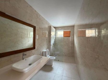 Bathroom - Exquisite Fully Renovated Residence with Private Pool in Colombo 7 | Echelon Estates