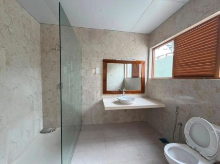 Bathroom - Exquisite Fully Renovated Residence with Private Pool in Colombo 7 | Echelon Estates