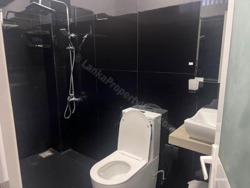Bathroom - Apartment for rent in Colombo 5