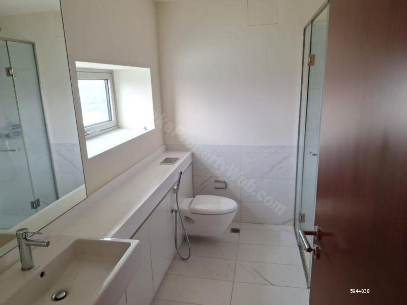 Bathroom - Apartment for rent in Colombo 2