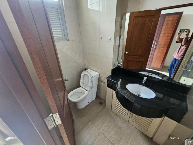Bathroom - Apartment for rent in Colombo 5